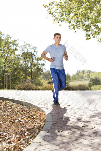<strong>公园</strong>跑步的男人摄影图