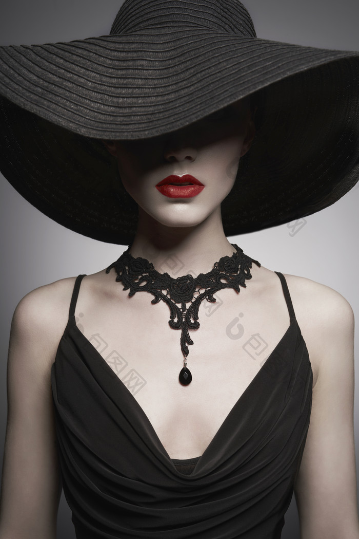 红唇美女模特戴着黑色珠宝