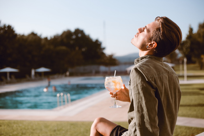 夏天泳池边享受太阳的男子