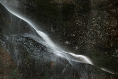 山间流动着的小溪摄影图