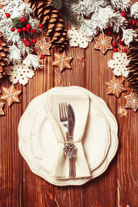 圣诞餐盘和松果装饰品