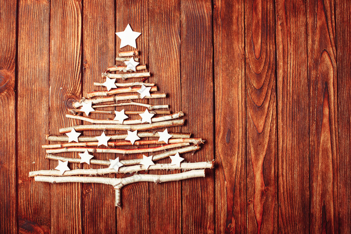 星星木棍装饰的圣诞树