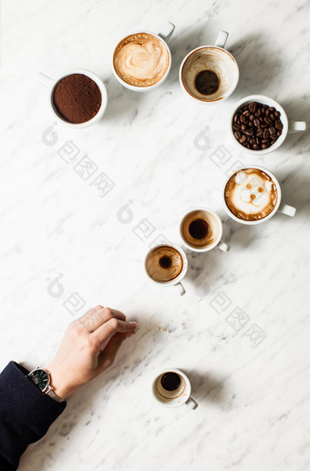 桌子上摆放的咖啡和咖啡豆