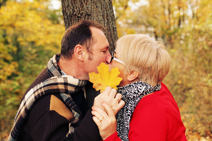 秋天树林里接吻的夫妇