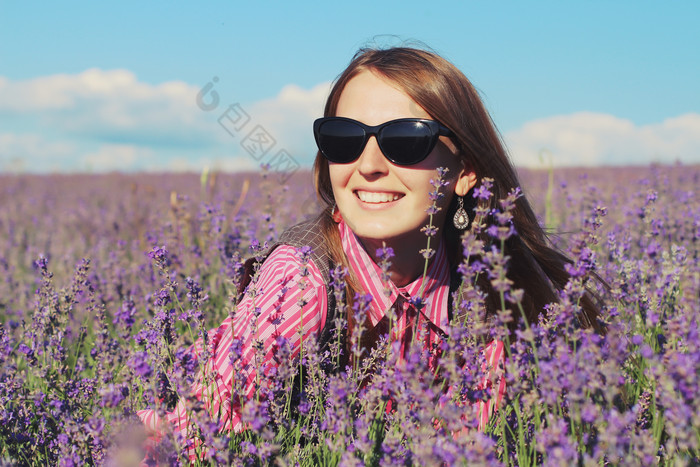 薰衣草花丛中戴墨镜的美女