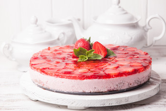 草莓水果蛋糕摄影图