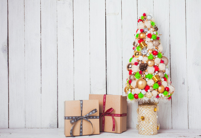 圣诞树装饰品和礼品盒