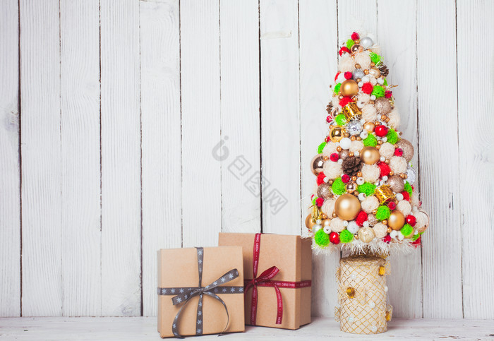 圣诞树装饰品和礼品盒图片