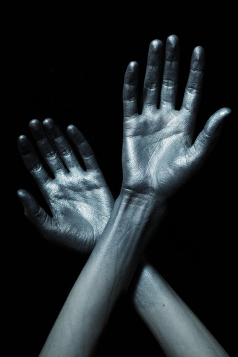 暗色女人双手摄影图
