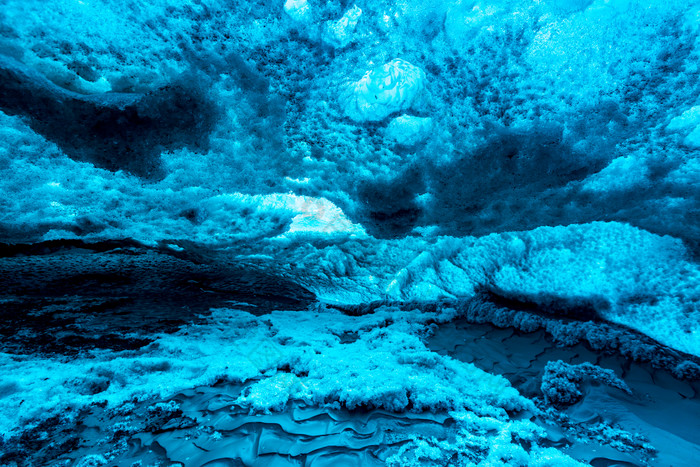 蓝色调冰川海底摄影图