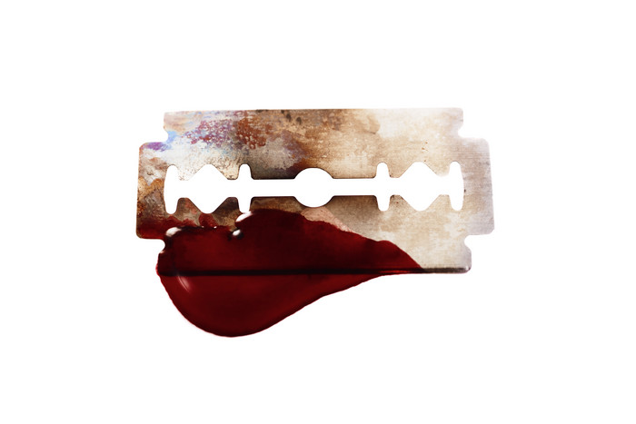 刀片割伤流血摄影图