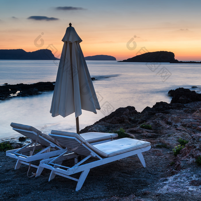 海边岩石上的沙滩椅