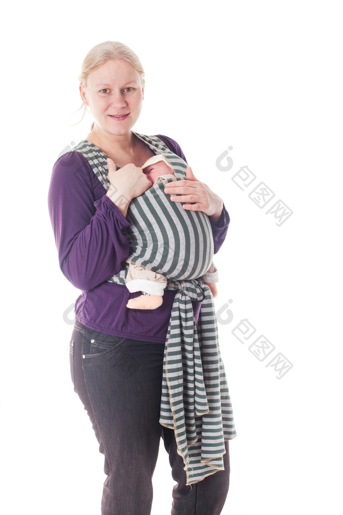 母亲裹着吊带抱着宝宝