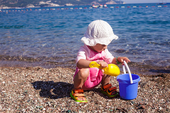 可爱的小孩在海滩边玩沙子
