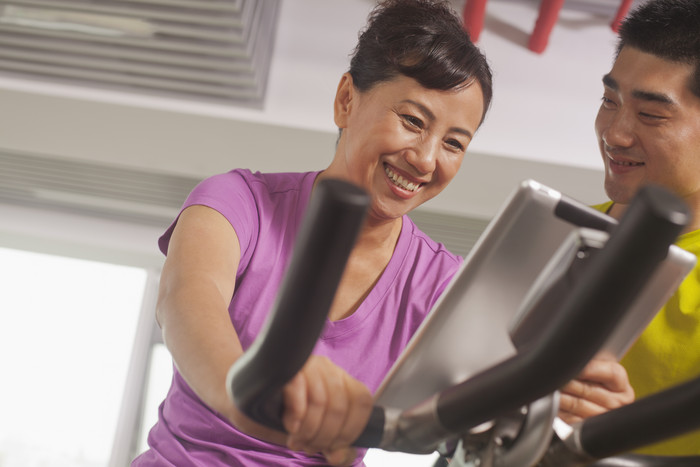 妇女女人成熟的教练健身锻炼运动摄影图