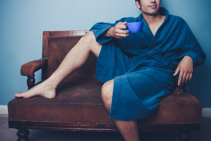 穿浴袍喝咖啡的男人