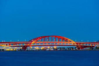 红色<strong>弧形</strong>大桥摄影图