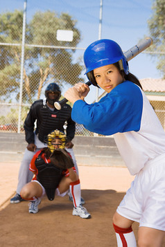 蓝色调打棒球的女孩摄影图