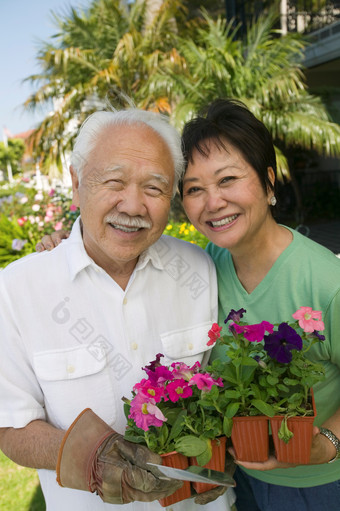 在花园<strong>种植植物</strong>的夫妻