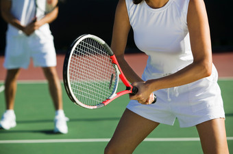 正在打网球的女子