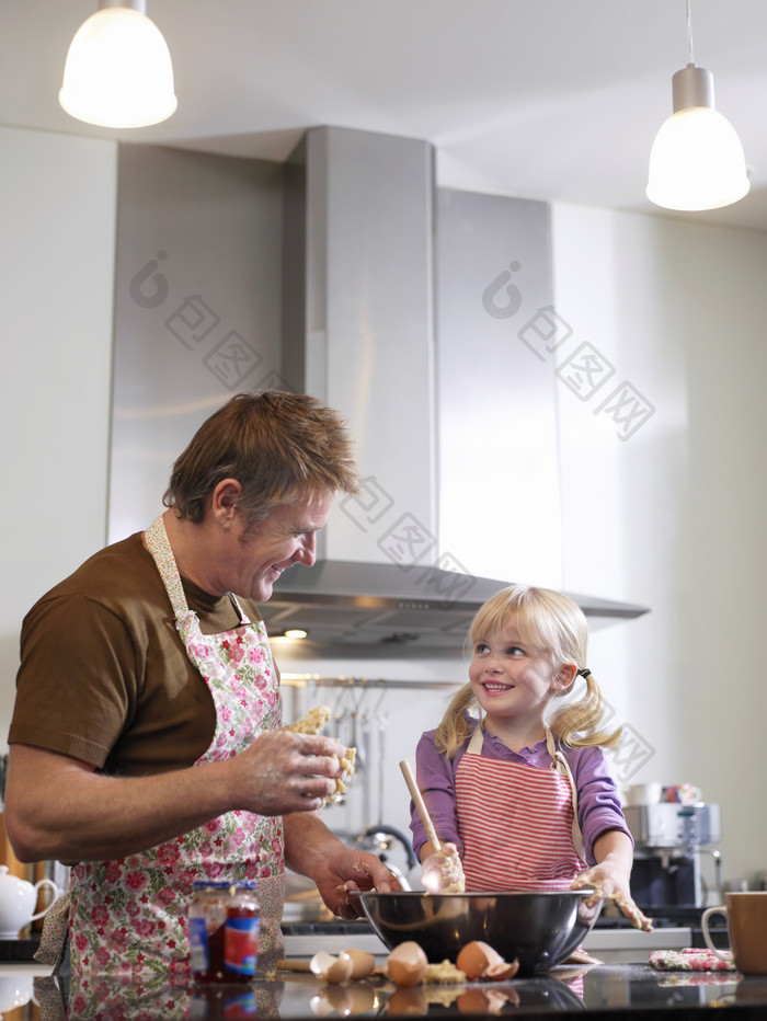 厨房做饭的父女摄影图