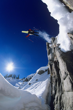 仰视的滑雪人物摄影图