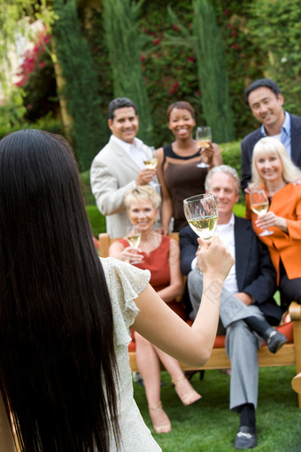 深色调野餐喝酒的家人们摄影图