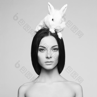 灰色调头顶兔子的女孩摄影图