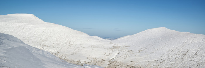清新连绵的雪山摄影图