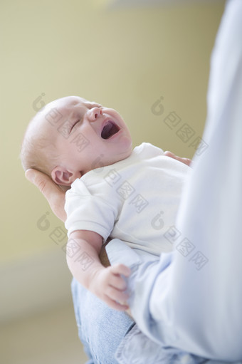 暗色调哭泣的小婴儿摄影图