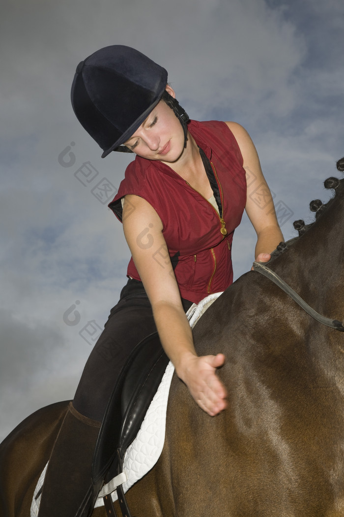 骑马摸马背的女人