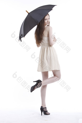撑着雨伞的时尚美女