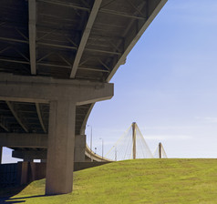 草地上的大桥摄影图