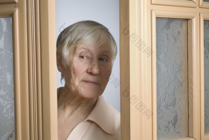 门缝里看人的老人