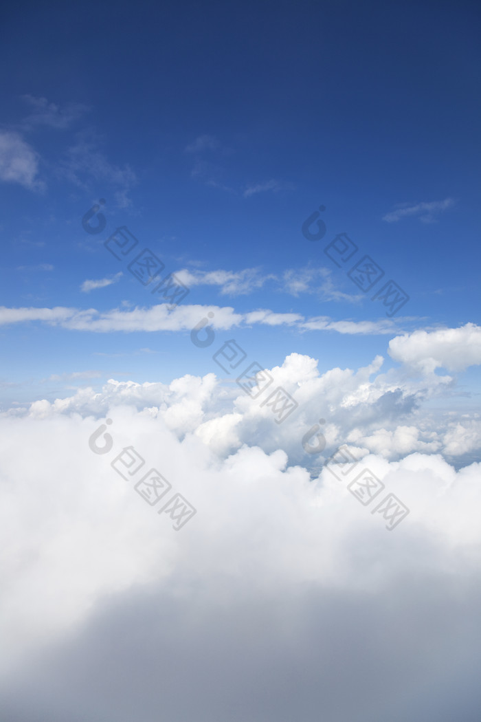蓝色调在空中的云彩摄影图