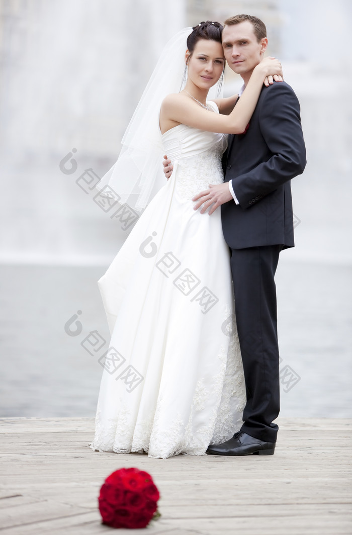 年轻夫妻的婚礼图片摄影图