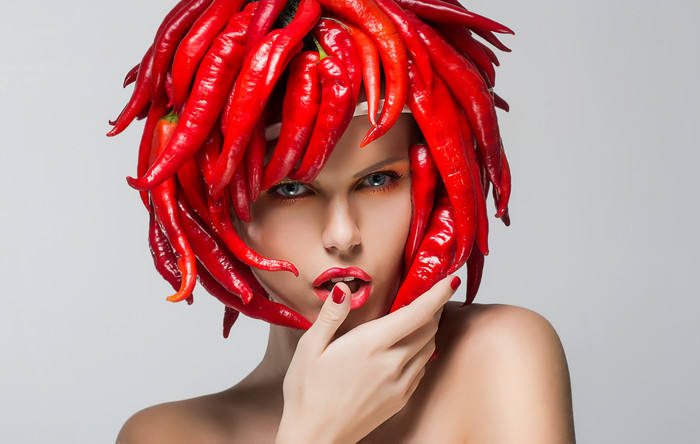 红色的赤色的辣椒头饰女人图片摄影图