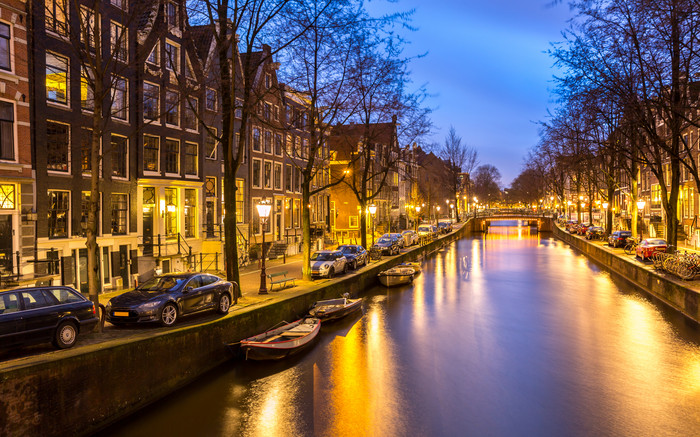 暗色调阿姆斯特丹的夜景摄影图