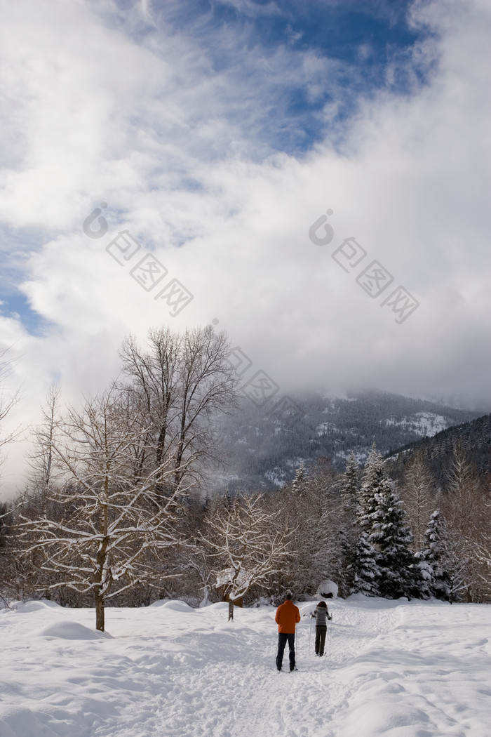 深色调雪中的人摄影图