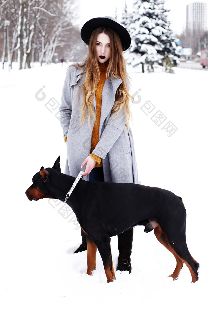 雪地中美女与猎犬