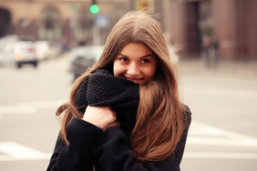 冬季女孩围着围巾站在马路边