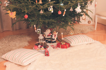 圣诞树下的枕头摄影图