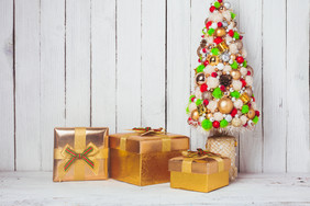 圣诞树装饰品和礼物