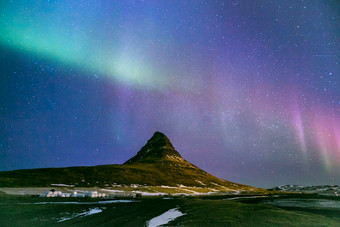 冰岛山峰彩色极光