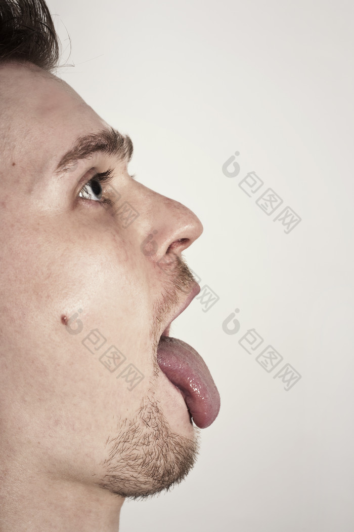 简约风吐舌头的男人摄影图