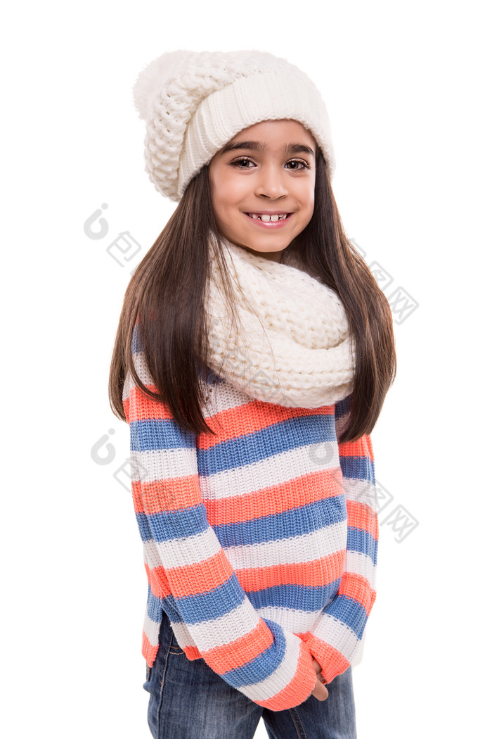 戴帽子保暖的小女孩