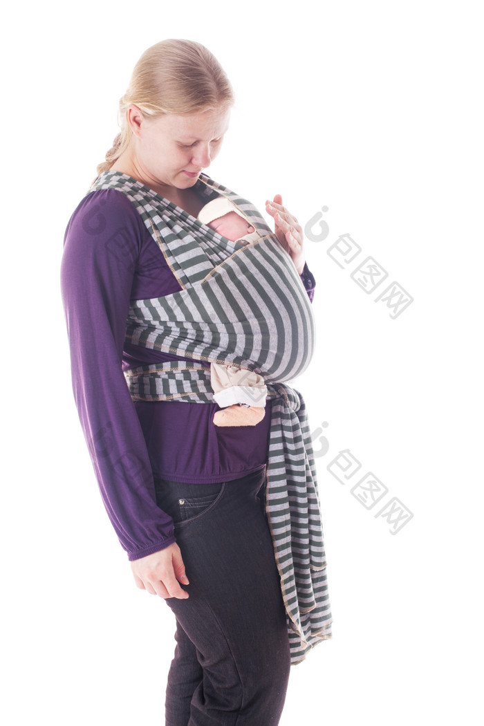 母亲裹着吊带安抚婴儿