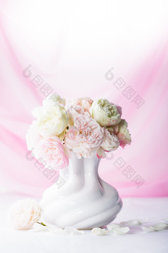 花瓶中的花朵花束