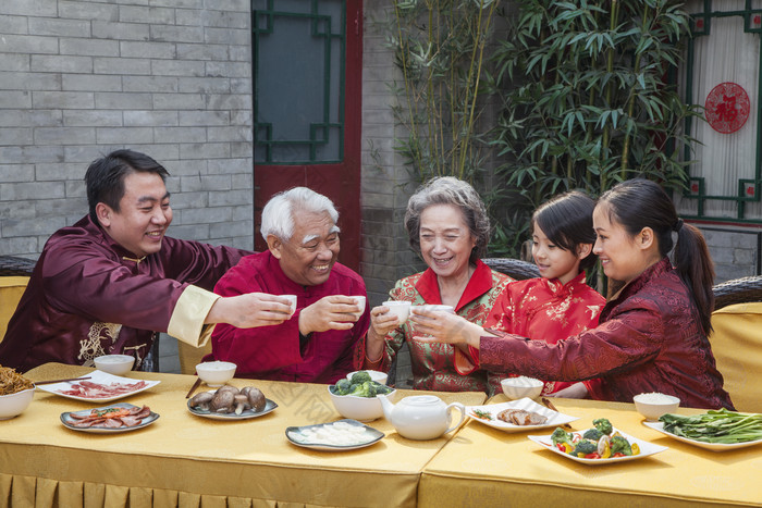 幸福快乐聚餐一家人