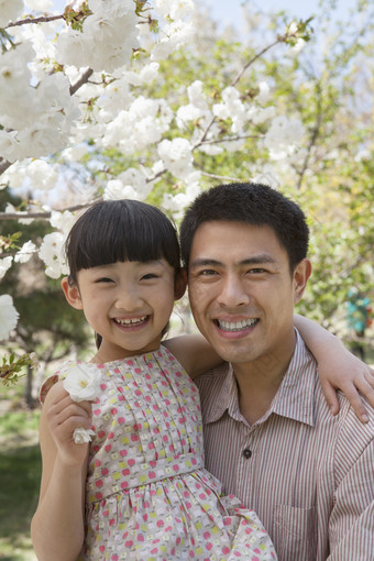 采<strong>花</strong>的父女二人摄影图